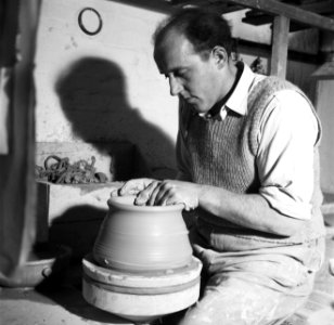 Pottenbakker aan het werk op de schopstoel, Bestanddeelnr 252-8893