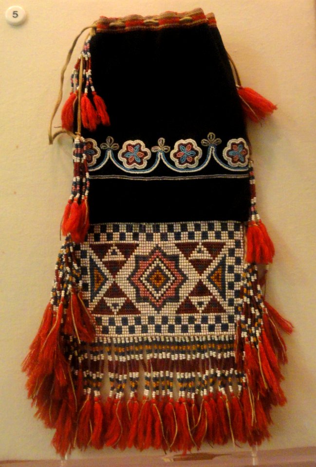 Pouch, Montagnais, collected in 1892 - Native American collection - Peabody Museum, Harvard University - DSC05451