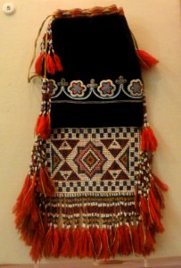Pouch, Montagnais, collected in 1892 - Native American collection - Peabody Museum, Harvard University - DSC05451