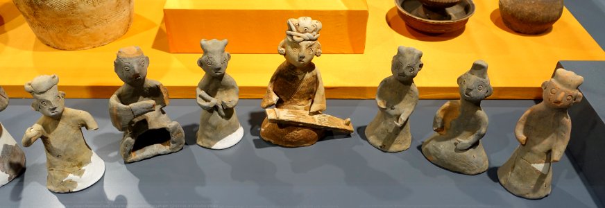 Pottery figurines of dancer and musicians, view 1, Eastern Han dynasty, from M1, Hauguo Shan, Guanzhou Dao, Haizhu District, Guangzhou - Hong Kong Museum of History - DSC00817