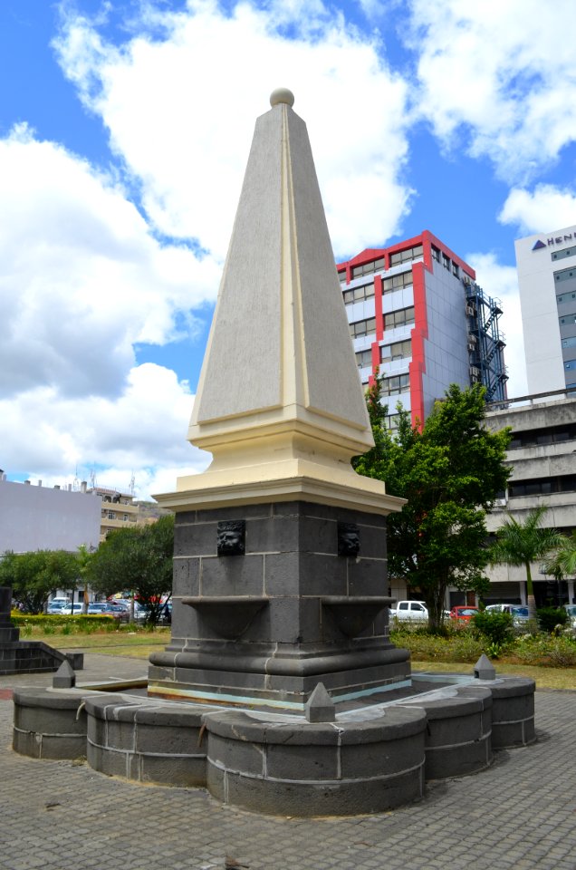 Port Louis, Fontaine en face de la Cathédrale St Louis