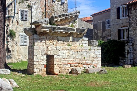 Poreč–Roman temple-01