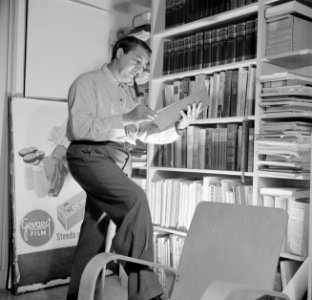 Portret van Eppo Doeve bij de boekenkast in zijn atelier, Bestanddeelnr 252-0106