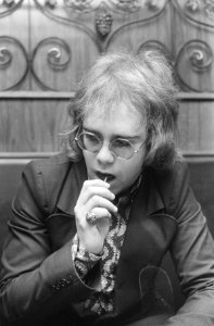 Popzanger Elton John in Nederland Elton John , kop, Bestanddeelnr 924-2767
