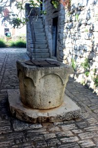 Poreč–well by the Romanesque house-01