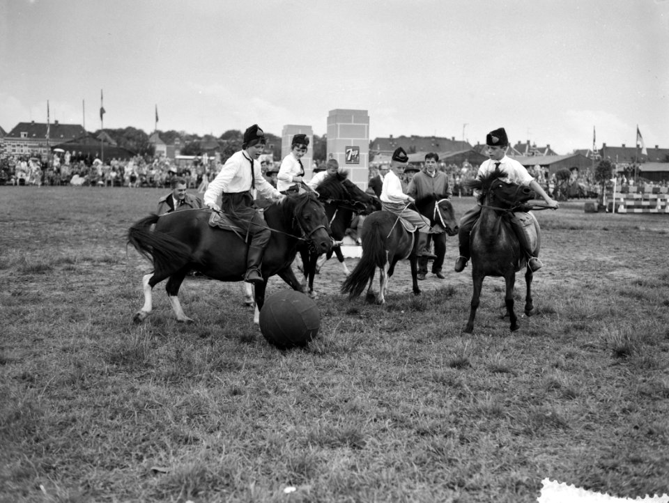 Pony voetbalwedstrijd te Breda, Bestanddeelnr 911-4687