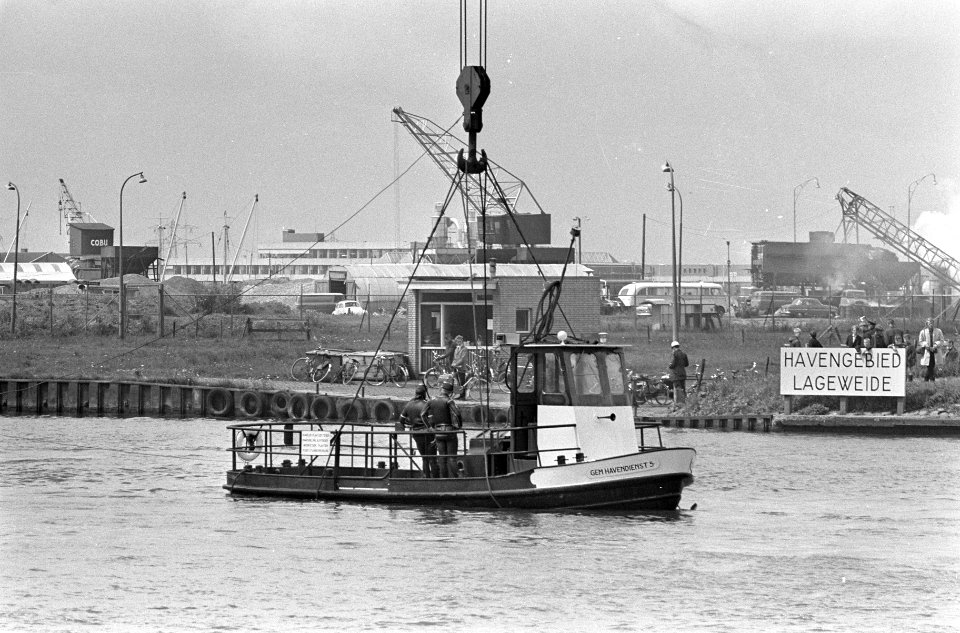 Pontje overvaren bij Demka-brug te Utrecht, het opgetakeld pontje, Bestanddeelnr 919-3426