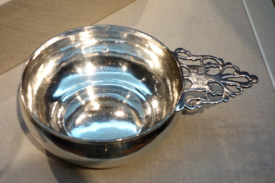 Porringer by Philip Syng, Jr. (1703-1789), c. 1740, silver - De Young Museum - DSC01237