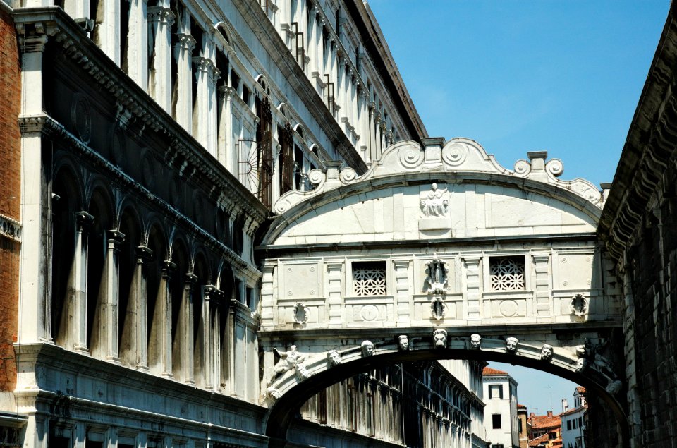 Ponte-dei-Sospiri-Venice-20050524-045