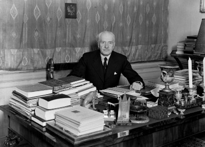 Portret van de Poolse president Ignacy Moscicki gezeten in zijn werkkamer achter, Bestanddeelnr 190-1141 photo
