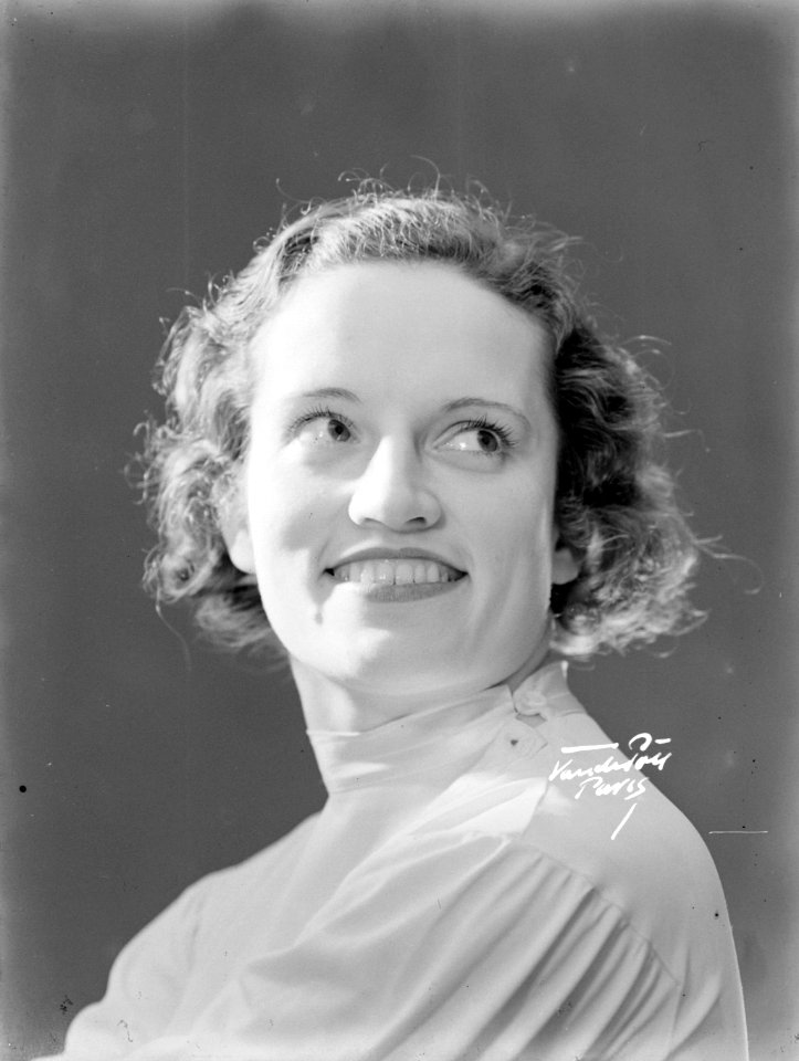 Portret van actrice Adrienne Canivez, Bestanddeelnr 190-0718