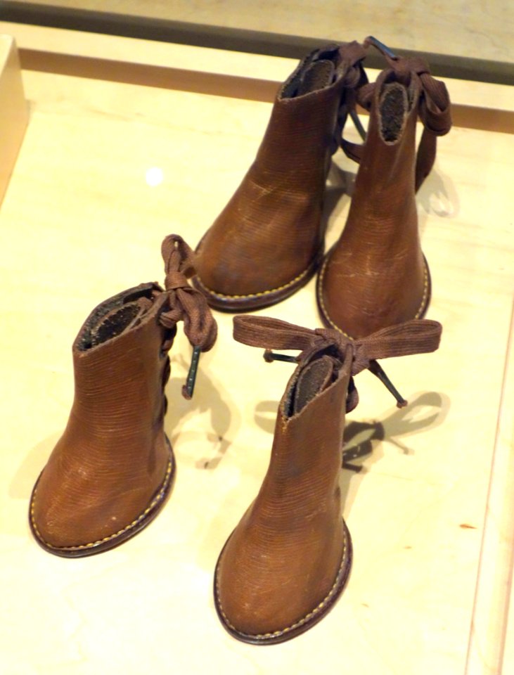 Poodle shoes, Paris, 1955 - Bata Shoe Museum - DSC00191