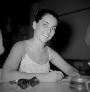 Portret van de actrice Dina Doron van het toneelgezelschap Habima in de kantine , Bestanddeelnr 255-4539 (cropped)