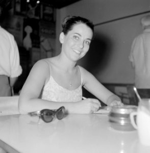 Portret van de actrice Dina Doron van het toneelgezelschap Habima in de kantine , Bestanddeelnr 255-4539