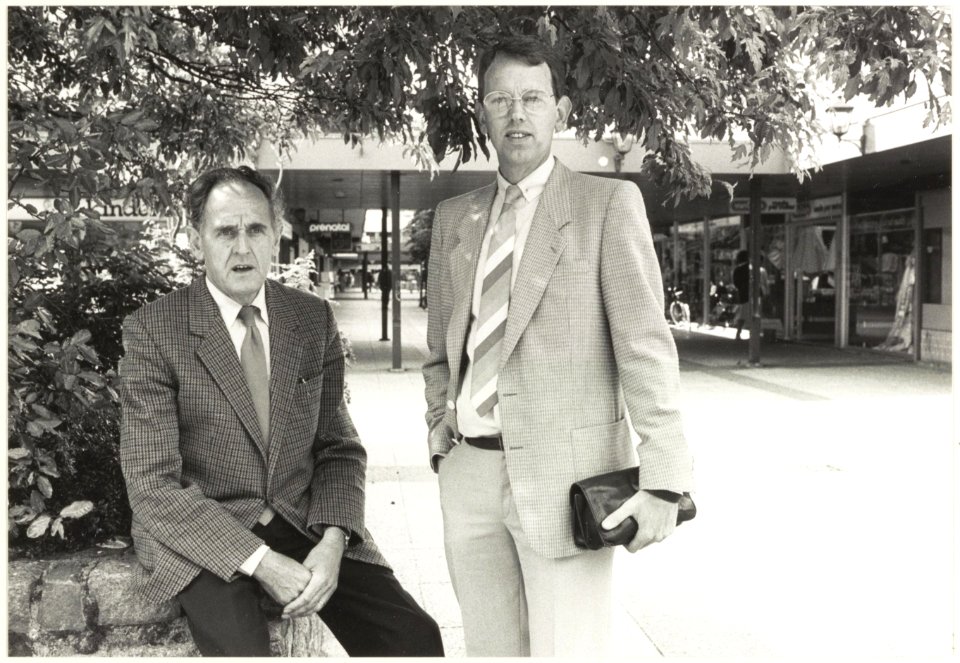 Portret van de heren Lamp (links) en Haverkort (rechts), bestuur van het winkelcentrum Schalkwijk. NL-HlmNHA 54025790 01