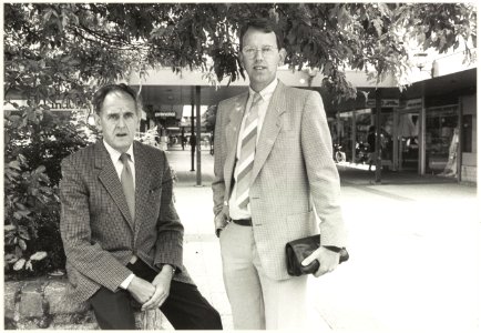 Portret van de heren Lamp (links) en Haverkort (rechts), bestuur van het winkelcentrum Schalkwijk. NL-HlmNHA 54025790 01
