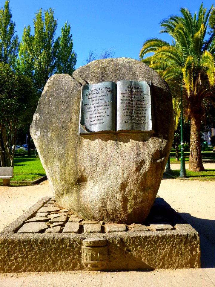 Pontevedra - Plaza de la Constitución, Monumento a la Constitución de 1978