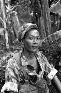 Portret van een KNIL-militair in camouflage-uniform, Bestanddeelnr 6451