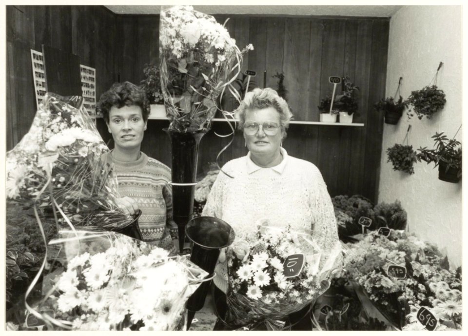 Portret van Anja Pieterse en Gerda Ebbeling van bloemenwinkel De Buurtbloem aan het Nieuw Guineaplein. NL-HlmNHA 54031940
