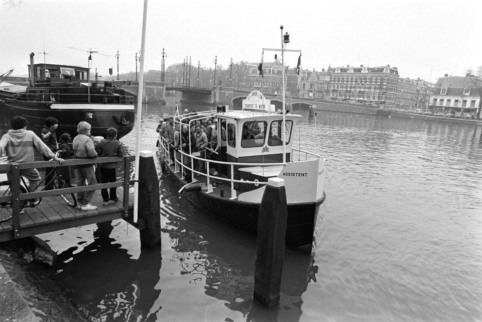 Pontje over de Amstel in Amsterdam in verband met sloop Nieuwe Amstelbrug (op ac, Bestanddeelnr 932-8881