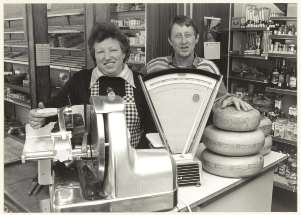 Portret van Bep en Peter Metten in hun kruidenierswinkel aan de Marsstraat 11