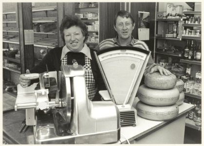 Portret van Bep en Peter Metten in hun kruidenierswinkel aan de Marsstraat 11