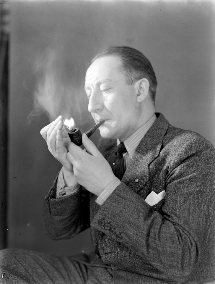 Portret van Emil Josef Smetanic Klinsky tijdens het aansteken van een pijp, Bestanddeelnr 190-0653