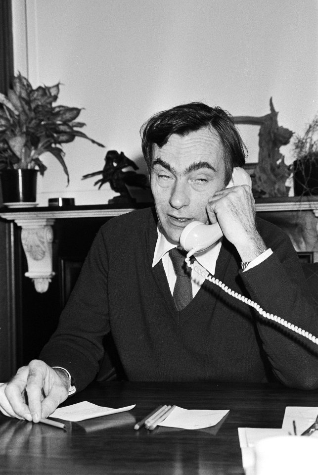 Portret van de directeur van de Jellinekkliniek D. Postman met een telefoonhoorn, Bestanddeelnr 931-3125