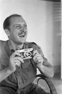 Portret fotograaf sergeant Leo Staal. Op het epaulet staat Stoottroepen, Bestanddeelnr 43-5-5