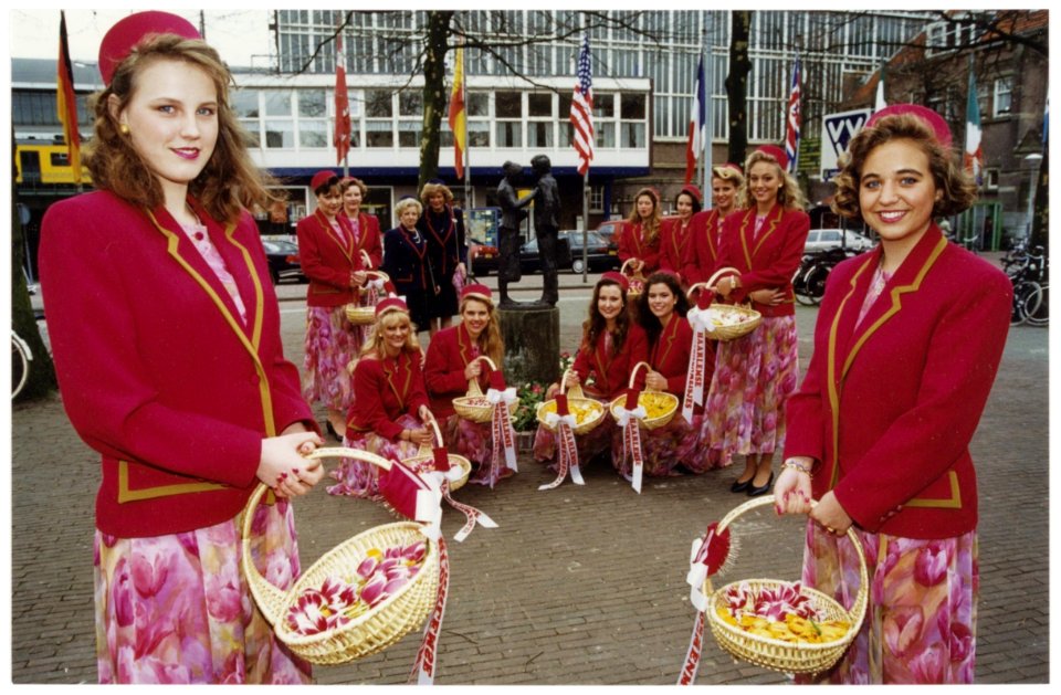 Portret van de Haarlemse Bloemenmeisjes in 1994 rondom het standbeeld Bloemenmeisje van Kees Verkade ( 1941) ., NL-HlmNHA 54035041