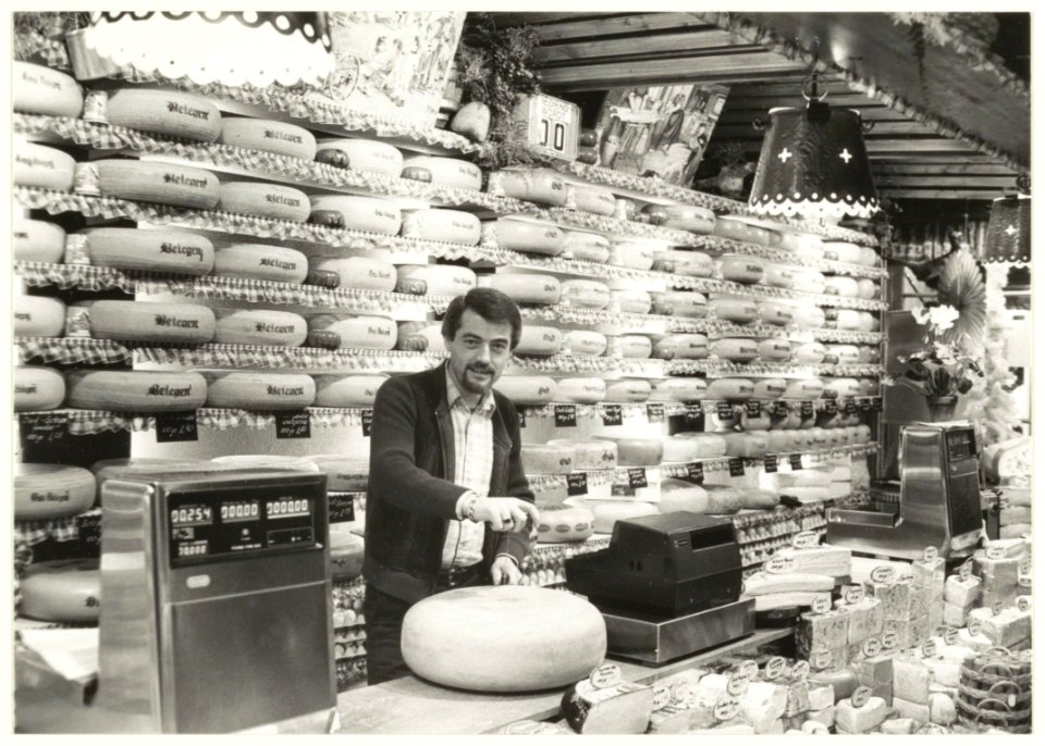 Portret van de heer Heeremans in de gelijknamige kaas- en wijnhandel aan de Rivièradreef, twee maanden na de brand in juli 1979. NL-HlmNHA 54010172
