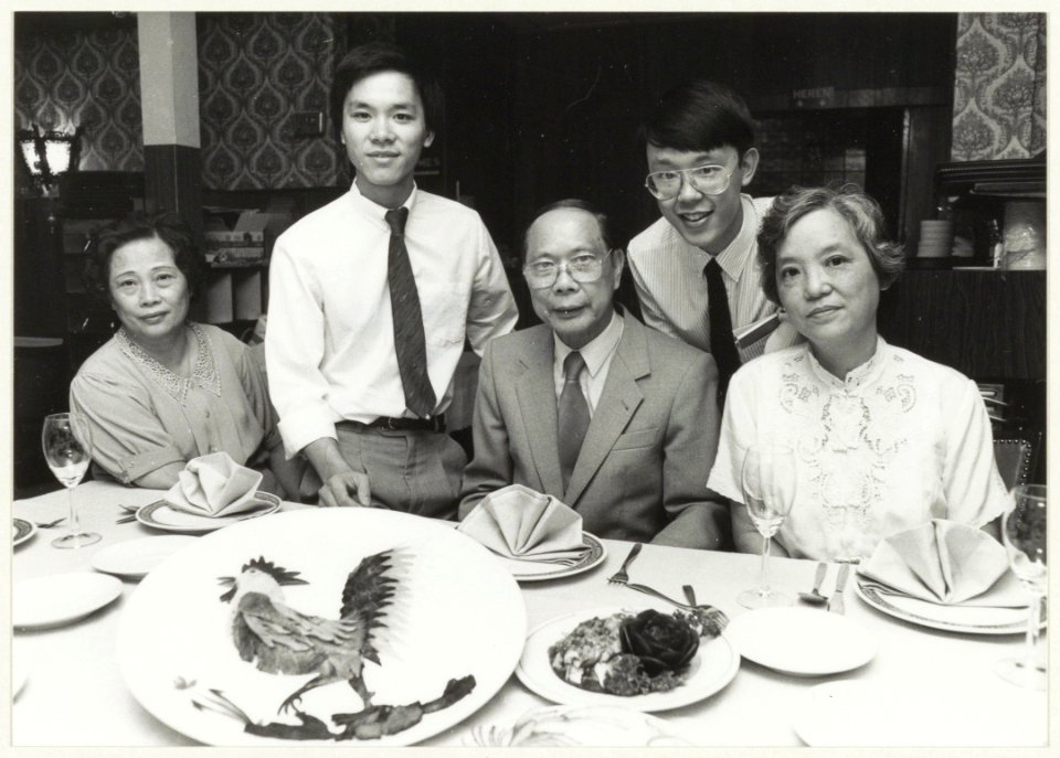 Portret van de familie Chen van het restaurant Tai-Ping. NL-HlmNHA 54015256