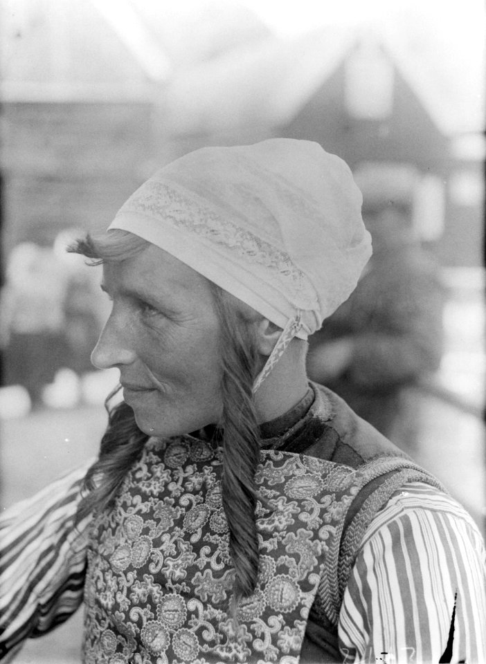 Portret van een vrouw in Marker klederdracht, Bestanddeelnr 252-0708