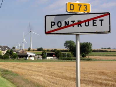 Pontruet (Aisne) sorti village avec vue sur éoliennes