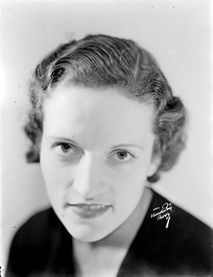 Portret van actrice Adrienne Canivez, Bestanddeelnr 190-0720