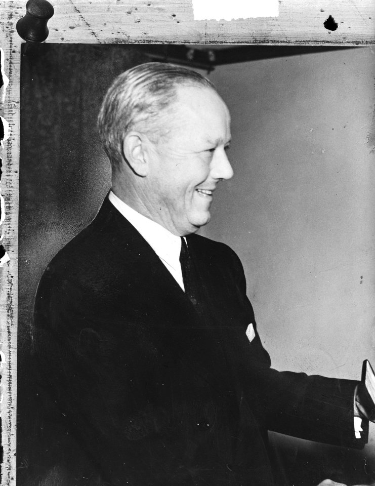 Portret van de heer P. Th. W. van Hasselt , directeur Koninklijke Petroleum Maat, Bestanddeelnr 903-1659
