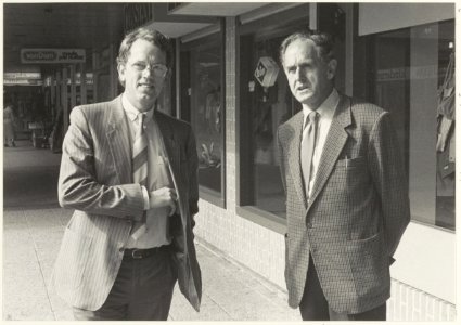 Portret van de heren Lamp (rechts) en Haverkort (links), bestuur van het winkelcentrum Schalkwijk. NL-HlmNHA 54025790 02