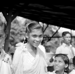 Portret van een hindostaans meisje in het stadion van Paramaribo, Bestanddeelnr 252-4763