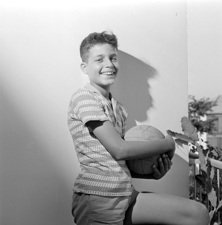 Portret van Eli Makover met voetbal, Bestanddeelnr 255-4516