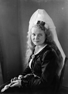 Portret van een meisje in klederdracht, Bestanddeelnr 190-0466
