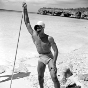 Portret van een visser aan de Sint Michielsbaai aan de Zuidkust van Curaçao, Bestanddeelnr 252-7528
