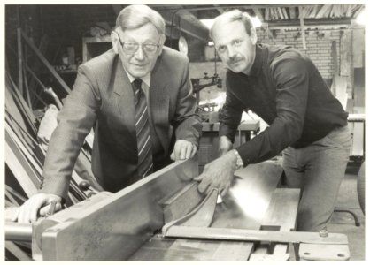 Portret van de heren Jan en Edward Baas in de werkplaats van hun bouwbedrijf in de Tamarindestraat 36. NL-HlmNHA 54015446