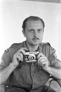 Portret fotograaf sergeant Leo Staal Op het epaulet staat Stoottroepen, Bestanddeelnr 43-5-6