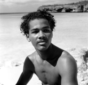 Portret van een visser aan de Sint Michielsbaai aan de Zuidkust van Curaçao, Bestanddeelnr 252-7525