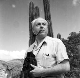 Portret van fotograaf Willem van de Poll op Curaçao, Bestanddeelnr 252-7469