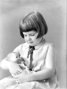 Portret van Ella Vogel met een pop in haar armen, Bestanddeelnr 252-0588