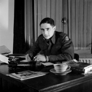 Portret van een 1e luitenant van de landmacht op zijn bureau een editie van het , Bestanddeelnr 255-8979