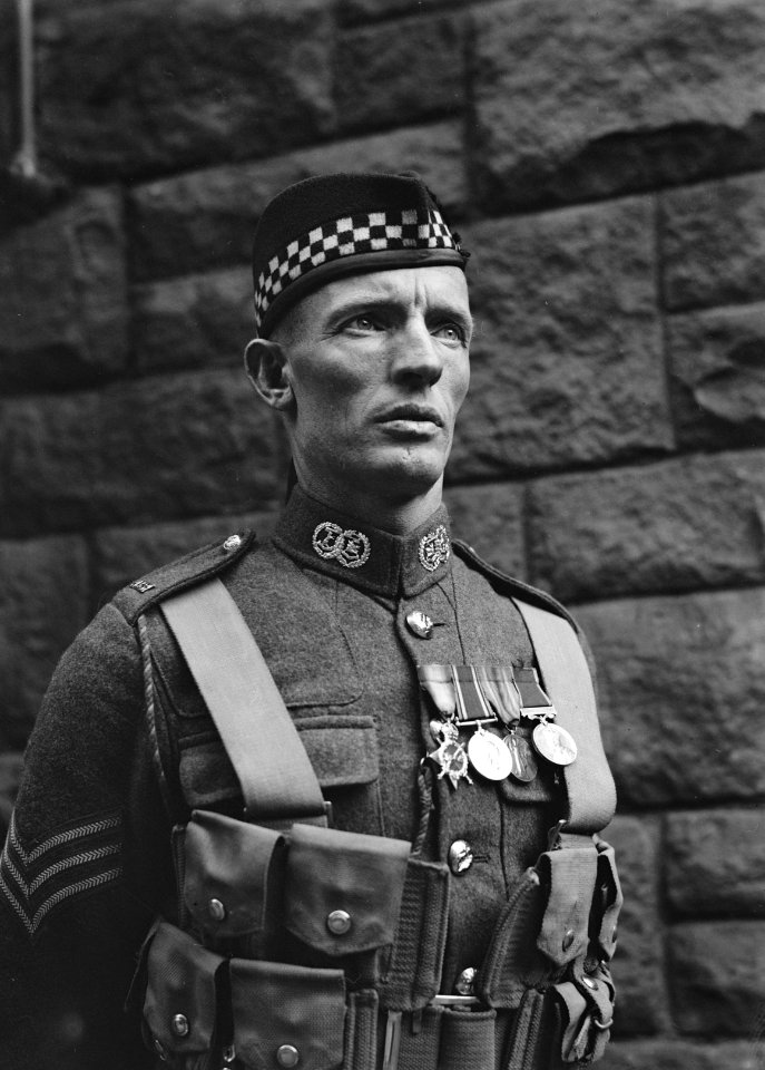 Portret van een sergeant met onderscheidingen, Bestanddeelnr 190-1046