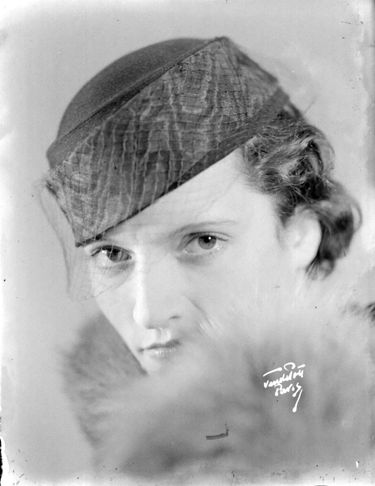 Portret van actrice Adrienne Canivez, Bestanddeelnr 190-0722