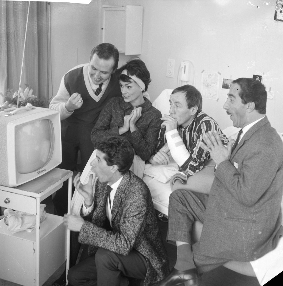Portable televisie voor Johnny Kraaijkamp John Pimms, Rim en Johnny Kraaijkamp,, Bestanddeelnr 913-1278